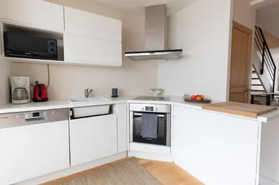 Cuisine ou kitchenette dans l'établissement Paris-Maison-appartement-7 chambres métro Jourdain
