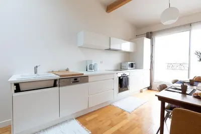Cuisine ou kitchenette dans l'établissement Paris-Maison-appartement-7 chambres métro Jourdain