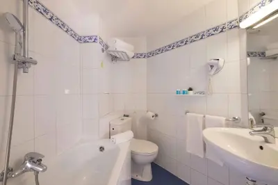 Salle de bains dans l'établissement Grand Hotel du Calvados - Opera