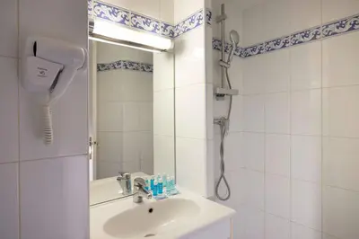 Salle de bains dans l'établissement Grand Hotel du Calvados - Opera