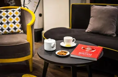 Coin salon dans l'établissement Hôtel Le Marquis by Inwood Hotels