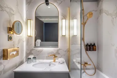Salle de bains dans l'établissement Hôtel Le Marquis by Inwood Hotels