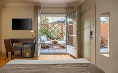Télévision ou salle de divertissement dans l'établissement Hôtel Le Walt by Inwood Hotels
