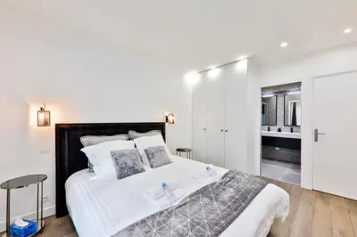 Un ou plusieurs lits dans un hébergement de l'établissement BASTILLE/LE MARAIS-LUXURIOUS 3 rooms flat