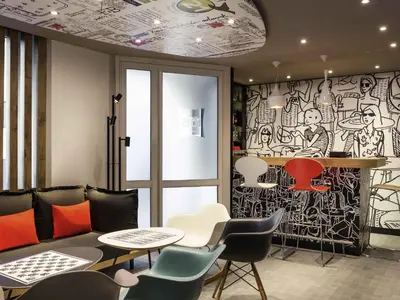 Coin salon dans l'établissement ibis Paris Père Lachaise