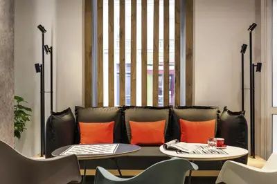 Coin salon dans l'établissement ibis Paris Père Lachaise