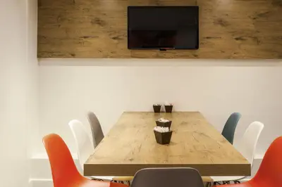 Télévision ou salle de divertissement dans l'établissement ibis Paris Père Lachaise