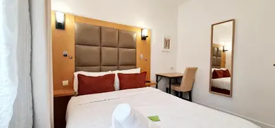 Un ou plusieurs lits dans un hébergement de l'établissement Hotel de France 18