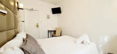 Un ou plusieurs lits dans un hébergement de l'établissement Hotel de France 18