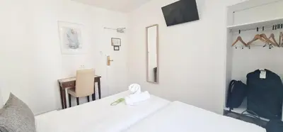 Un ou plusieurs lits dans un hébergement de l'établissement Hotel de France 18