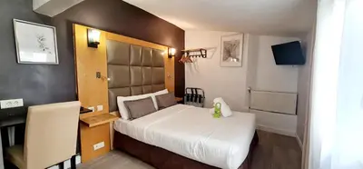 Un ou plusieurs lits dans un hébergement de l'établissement Hotel de France 18