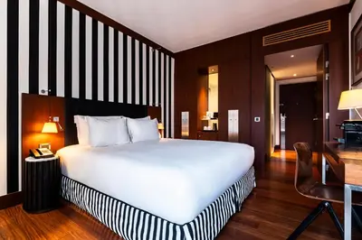Un ou plusieurs lits dans un hébergement de l'établissement Grand Hôtel Champs-Elysées