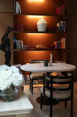 Bibliothèque dans l'hôtel