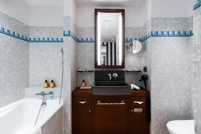 Salle de bains dans l'établissement Grand Hôtel Champs-Elysées