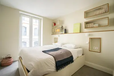 Un ou plusieurs lits dans un hébergement de l'établissement Elegant and Modern Parisian Charm