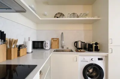 Cuisine ou kitchenette dans l'établissement Elegant and Modern Parisian Charm