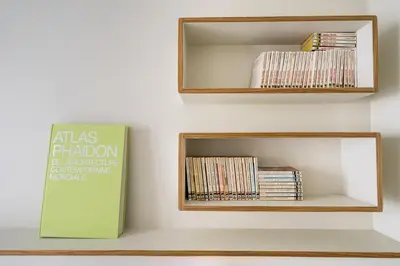 Bibliothèque dans l'appartement