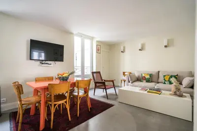Télévision ou salle de divertissement dans l'établissement Elegant and Modern Parisian Charm