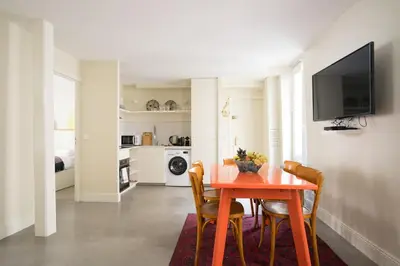 Cuisine ou kitchenette dans l'établissement Elegant and Modern Parisian Charm