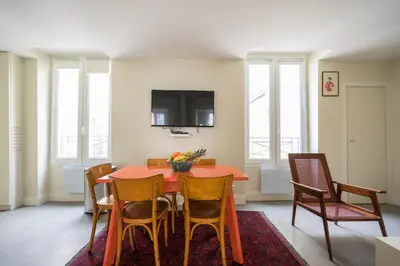 Télévision ou salle de divertissement dans l'établissement Elegant and Modern Parisian Charm
