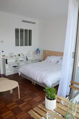 Un ou plusieurs lits dans un hébergement de l'établissement Appartement design avec balcon