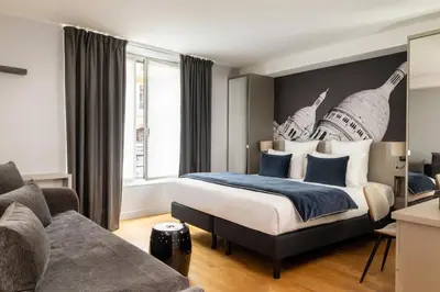 Un ou plusieurs lits dans un hébergement de l'établissement Midnight Hôtel Paris