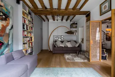 Bibliothèque dans l'appartement
