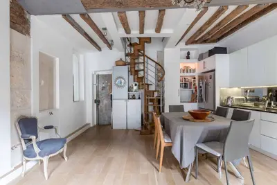 Cuisine ou kitchenette dans l'établissement Veeve - Artistic Excellence in the Marais