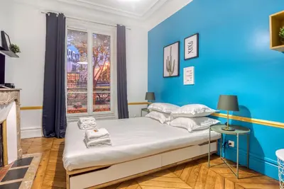 Un ou plusieurs lits dans un hébergement de l'établissement Basilique du Sacré Coeur - Beautiful 2P apartment