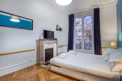 Un ou plusieurs lits dans un hébergement de l'établissement Basilique du Sacré Coeur - Beautiful 2P apartment