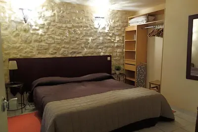 Un ou plusieurs lits dans un hébergement de l'établissement Le Petit Chatelet appartement 3 au coeur de Paris