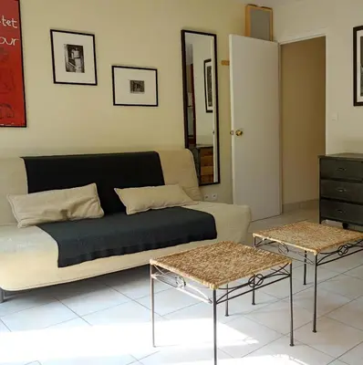 Coin salon dans l'établissement Le Petit Chatelet appartement 3 au coeur de Paris