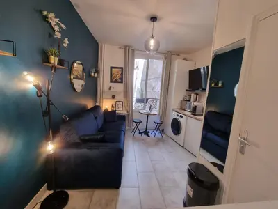 Télévision ou salle de divertissement dans l'établissement Cosy studio in heart of Montmartre