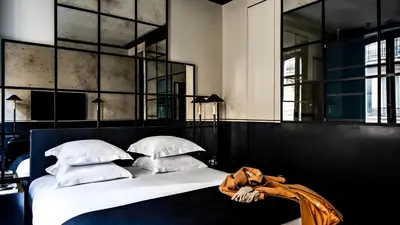 Un ou plusieurs lits dans un hébergement de l'établissement Monsieur George Hotel & Spa - Champs-Elysées
