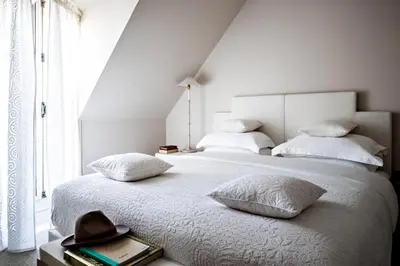 Un ou plusieurs lits dans un hébergement de l'établissement Monsieur George Hotel & Spa - Champs-Elysées
