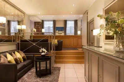 Coin salon dans l'établissement Hôtel Le Beaugency