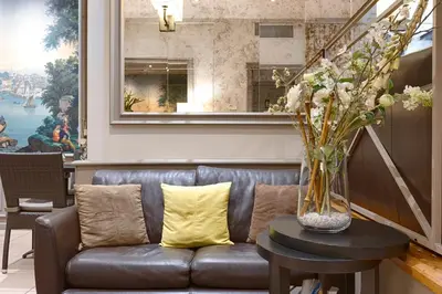 Coin salon dans l'établissement Hôtel Le Beaugency