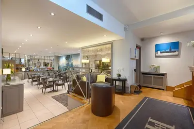 Coin salon dans l'établissement Hôtel Le Beaugency
