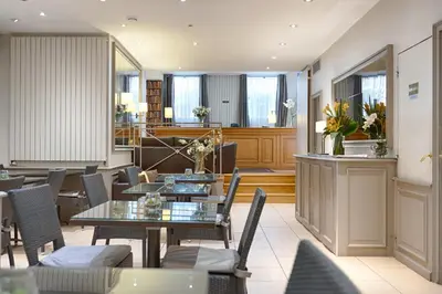 Coin salon dans l'établissement Hôtel Le Beaugency