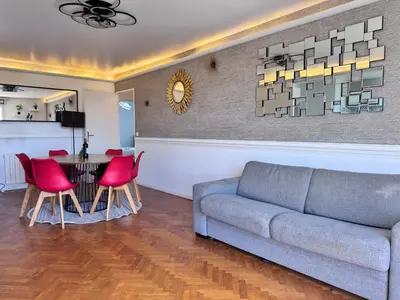Coin salon dans l'établissement FELLINI 3BR with safe parking