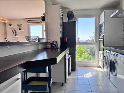 Cuisine ou kitchenette dans l'établissement FELLINI 3BR with safe parking