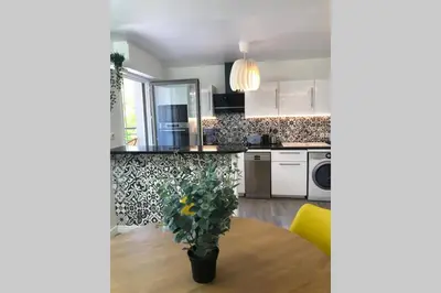 Cuisine ou kitchenette dans l'établissement Fruitiers1