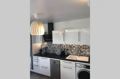 Cuisine ou kitchenette dans l'établissement Fruitiers1