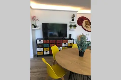 Télévision ou salle de divertissement dans l'établissement Fruitiers1