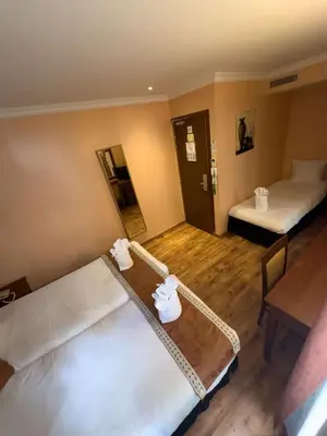 Un ou plusieurs lits dans un hébergement de l'établissement 121 Paris Hotel