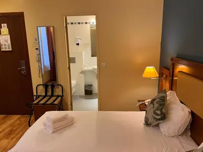 Un ou plusieurs lits dans un hébergement de l'établissement 121 Paris Hotel