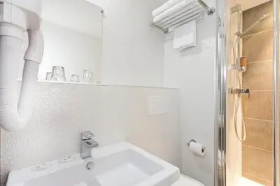 Salle de bains dans l'établissement Hôtel des Pavillons