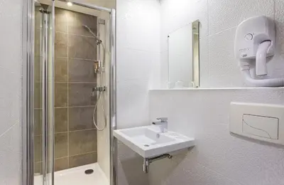 Salle de bains dans l'établissement Hôtel des Pavillons
