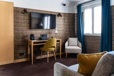 Télévision ou salle de divertissement dans l'établissement Hôtel Artus