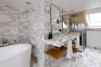 Salle de bains dans l'établissement Hôtel Artus